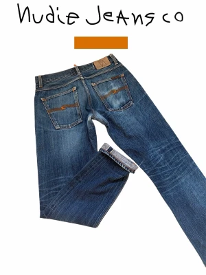 NUDIE JEANS GRIM TIM DRY SELVAGE - Modell: Grim Tim Dry Selvage👖  Färg: Blå/Mörkblå🎨  Storlek: W31 (passar närmare W30) L32🪡🧵  Mått: W38cm L101cm Benöppning 17cm Lår 27cm 📐