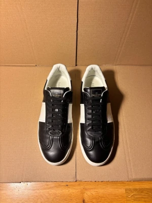 Valentino Flycrew Leather Sneakers 42 - Väldigt fina, inga studs fattas, 100% äkta, storlek 42