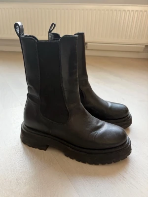 Svarta boots - Supersnygga boots/skinnstövlar som är helt oanvända! Snygga till vilken outfit som helst💞 supernice även i festliga sammanhang