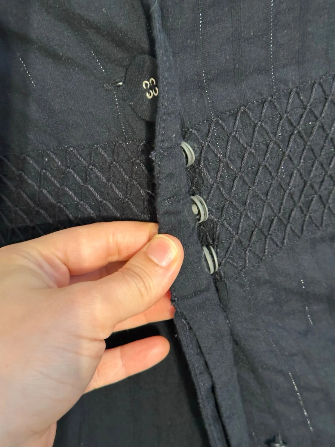 Svart figursydd grunge jacka med korta puffärmar.  - 3