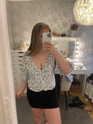 Blus med volangärm - Jättefin