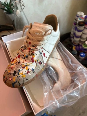 Maison Margiela paint splatter -  Maison Margiela med paint splatter oanvända om  mer bilder önskas bara o skriva samt pris