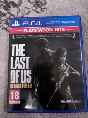 The Last of Us Remastered PS4 - The Last of Us Remastered till PS4, ett actionäventyrsspel med mörkt omslag i svart och vitt med gula detaljer. Spelet kommer i ett blått plastfodral och är en del av PlayStation Hits-serien. Disk och fodral med tryckta motiv från spelet.
