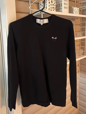 Svart tröja Comme des Garçons Play - Svart långärmad tröja från Comme des Garçons Play. Nyskick.