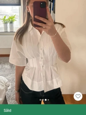 Blus Gina tricot  - Säljer denna super fina populära blusen från Gina . Den är helt slut såld på hemsidan ! Prislappen är kvar å den är helt oanvänd 🩷