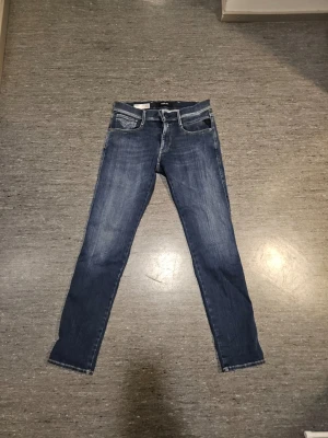 Replay Anbass - Feta jinz från replay i modellen anbass. Schön fade och 9/10 skick. Storleken är W33 L32. Vid frågor är det bara att höra av sig så svarar jag👌🤝