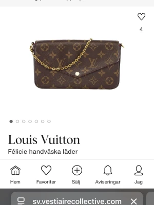 Louis Vuitton Félicie Monogram - Snygg Félicie handväska från Louis Vuitton i klassiskt brunt monogramläder med guldfärgad kedja. Väskan har en smidig kuvertform och ikoniska LV-loggor över hela ytan. Perfekt för dig som vill ha en trendig och lyxig accessoar.
