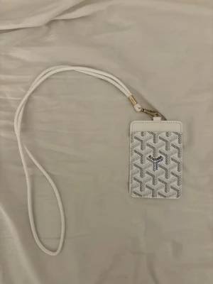 go4yard axelrem/plånbok - Jag säljer en helt ny vit go4yard axelrem/plånbok, enkel och smidig. Man kan få plats med några kort eller sedlar.