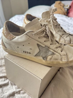 Golden Goose vita sneakers med glitter - Stylish white sneakers from Golden Goose. have the golden goose box and they have been used for half a year and the model should be a worn model. Write for questions🩷price can be discussed