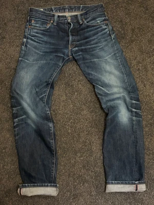 Selvedge Momotaro jeans GTB - Tjena, säljer dessa tvärfeta selvedge momotaro GTB jeans med de klassiska  strecken på bakfickan. Jeansen sitter straight och lägger sig snyggt över skorna. Jeansen har fått sjuka fades och honeycombs. Pris kan diskuteras vid snabb affär 🙌🏻   Mått tagen av en amatör så ta dem +/- 1cm:  Waist 42 cm  Outseam 102 cm  Inseam 76 cm  Leg opening 20 cm  Tight width 27 cm