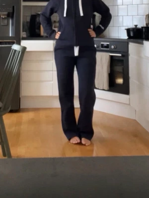 Russemerch - Säljer mina mörkblåa russe byxor. Använda. Snörena på byxorna har blivit lite urtvättade men annat från de är byxorna i bra skick! Skriv vid frågor eller funderingar 🤍 Storlek S.