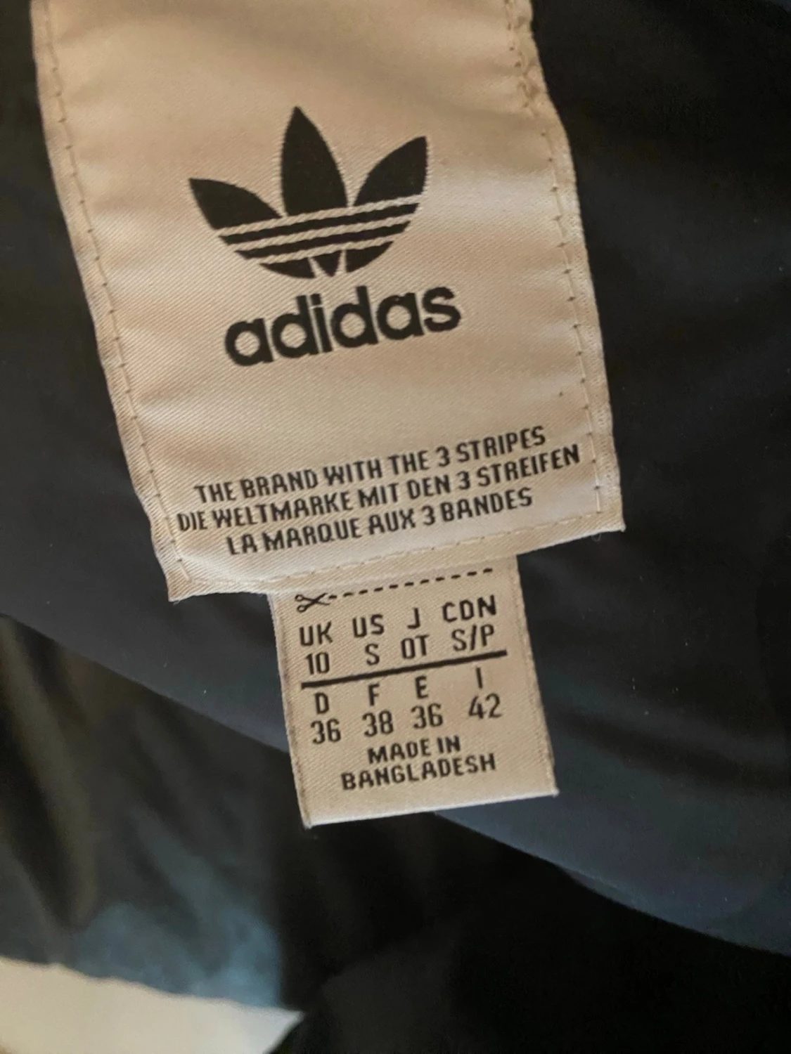 Svart dunjacka med huva från Adidas - 4