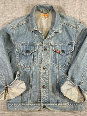 Vintage Big John Denim Type III Made in Japan Size Small - Big John denim jacket made in Japan. Classic trucker style with a clean light wash and authentic vintage feel. Slightly cropped fit. Small light stain on left sleeve (not very noticeable). Solid Japanese denim quality.  Measurements: s2s 45 cm, p2p 51.5 cm, waist 45.5 cm, sleeve 55 cm, length 61 cm  Good vintage condition