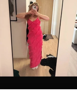 Super fin långklänning! - En jättefin långklänning perfect för balen eller bara en svensk sommar! Den är i st 40 men skulle säga att den sitter som en 38! Endast använd en gång!