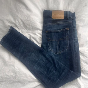 Tiger of Sweden Jeans - Supersnygga jeans från tiger of Sweden i mobell Evolve som sitter slim och jättesnyggt. Jeansen har en skön tvätt och är i superbra skick. Skriv gärna om ni har frågor eller lägg gärna prisförlag då priset inte är hugget i sten.