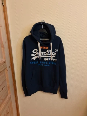 Vintage Superdry Hoodie  - En väldigt snygg vintage Superdry Hoodie i väldigt bra skick! | Storlek L skick 8/10 🤩                                Skriv vid mera frågor/bilder 💬🙌