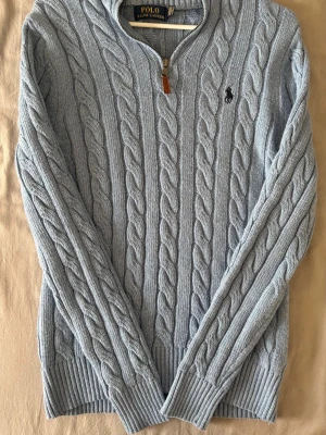 Ralph Lauren zip stickad  - Stickad Ralph Lauren zip                                                   Nypris 1500, mitt pris 399kr. Mycket bra skick! Storlek M