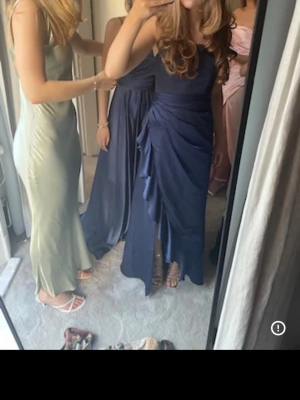 Balklänning  - Säljer min superfina balklänning från JJ House! Den är endast använd 1 gång så i princip nyskick.