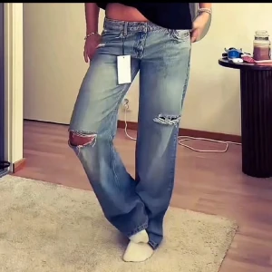 Zara jeans  - såå snygga populära och slutsålda jeans från zara💞storlek L men dom är väldigt små i storlek så skulle säga att de funkar från S-L beroende på hur man vill att de sitter💕jättebra skick!!