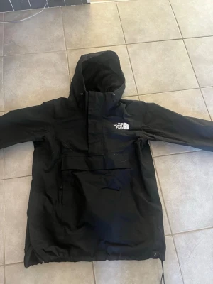 The north face jacka  - Svart lite tunnare jacka med typ av halfzip 