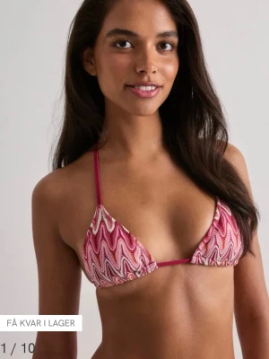 Slutsåld bikinitopp  - Säljer en snygg bikinitopp med missoni mönster i rosa, rött och vitt. Bikinin har tunna knytband i nacken och ryggen för justerbar passform. Perfekt för sommaren och strandhäng! OBS!! Bikinin är i HELT nytt skick och har prislappen kvar, och är dessutom slutsåld på hemsidan, därav priset. 🩷🩷🩷 skicka om ni har några frågor, och beställ gärna med PostNord för snabb inlämning! Tack ❤️❤️