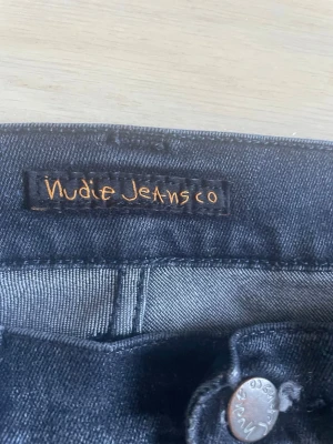 Storlek w27 - Ett par snygga nudie jeans med snygga slitningar perfekt skick 