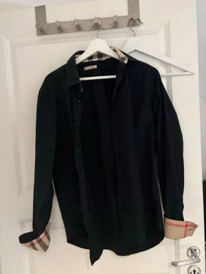 Burberry skjorta - Hej säljer nu min fina Burberry skjorta i storlek M. Den är i mycket bra skick!!