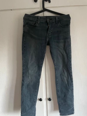 Mörkblå slim jeans från Levi's - Säljer ett par snygga mörkblå slim jeans från Levi's! Strl 14y/160-162