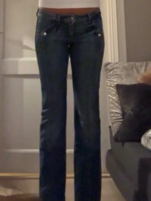 Lågmidjade Liu jo jeans  - Säljer dessa sjukt snygga och coola jeans säljer då dem tyvärr har blivit för små, storlek 36. Dem är använda ca 10 gånger, har inga tecken på nångra slitningar alls. Jeansen är köpta från Liu jo för 1500 kr så väldigt bra kvalité säljer för endast 400 kr🩷Dem passar mig bra på längden och jag är 168 cm!!🤗