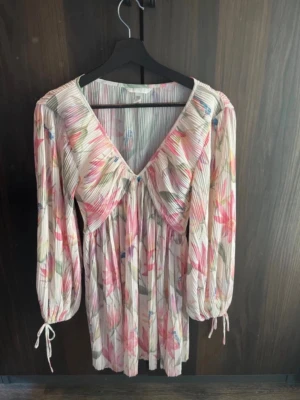 Somrig klänning  - Superfin somrig klänning från H&M i storlek xxs! Jättefint skick. 