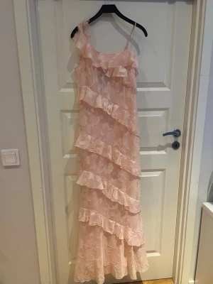 Ljusrosa volangklänning  - Ljusrosa balklänning från bohoo, aldrig använd endast testad .