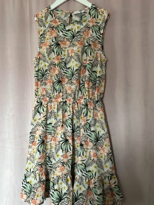 Sommar klänning  - En fin färgglad sommar kläning i storlek 146 fåren name it 99kr