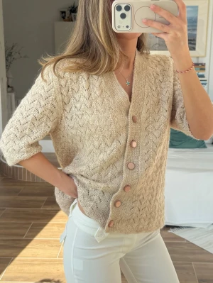 Stickad kofta i mohair/ull - mix  - Uppskattad storlek M. Obs, bortklippt tvättlapp, men rätt säker på någon form av ullblanding. Skickas inom 24h. Se liknande plagg i min profil! 