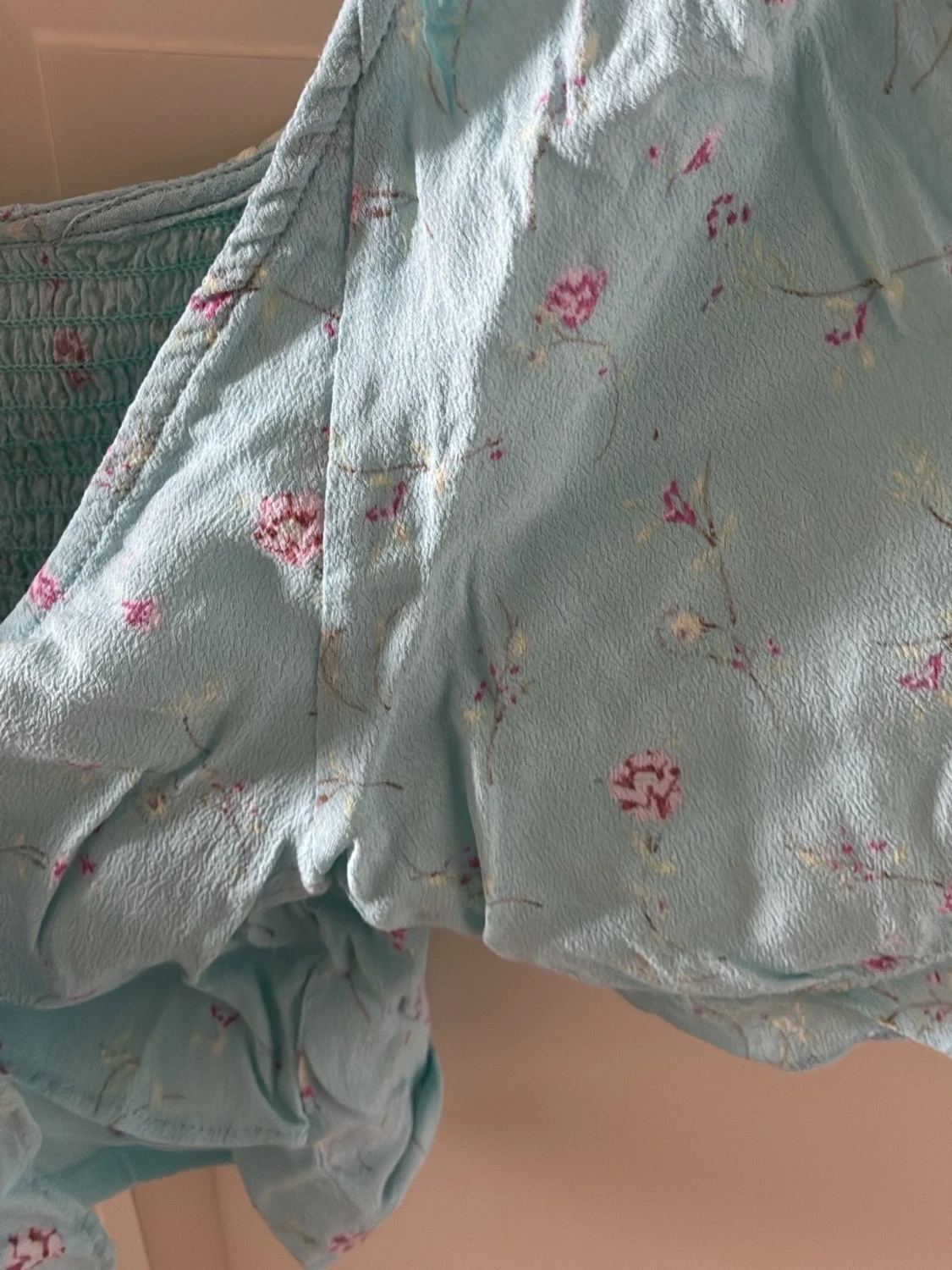 Blommig blå omlottopp med knyt från Y.A.S. - 4