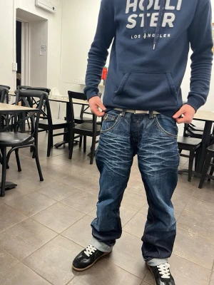 Vintage Selvedge Hilfiger denim  - Tjenare! Säljer ett par tvär fetta vintage Selvedge Id hilfiger jeans med ruggigt snygga slitningar🔥Jeansen är i storlek W33 L32 och har en rak passform👖vid frågor eller vid behov av fler bilder är det bara att kontakta mig privat, Mvh Olle👋