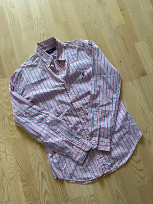 Ralph lauren skjorta - Riktigt fin Ralph lauren skjorta i storlek M. Den är i fint skick och den är äkta. Vid frågor om bilder eller liknande är det bara att fråga🙂💛
