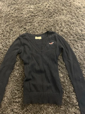 Mörkblå stickad tröja från Hollister - säljer min stickade hollister tröja för ja inte använder den inte längre, stl xs men skulle säga att den känns som en s