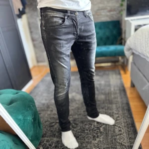 Dondup george jeans - Ok skick, en liten skreva vid skrevet, syns inte vid användning. Nypris ca 2500kr. Storlek W34 sitter som W33. Modellen är 185 cm, 80kg. Skriv för mer information!🤝