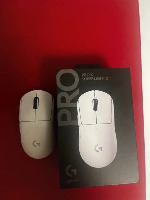 Gamingmus och tangentbord, vit - Säljer en Logitech PRO X Superlight 2 trådlös gamingmus i vit med Super glas skates på för runt drygt 300kr och ett Razer Huntsman V3 Pro Mini White Edition tangentbord med RGB-belysning. Båda är designade för esport och gaming, med snygg och stilren vit design. Perfekt för dig som vill ha snabb respons och snygg setup. Säljes som Bundle för 2000kr kom dm för mer bilder/funderingar.        mvh James
