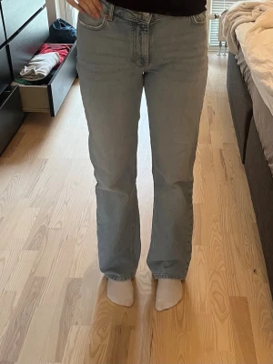 Jeans - Raka långa jeans från Bik Bok. Använda men god kvalitet. Säljer då jag har många ljusa jeans. Modell: midwide. Storlek; waist:27 lenght: 32. Originalpris: 599kr