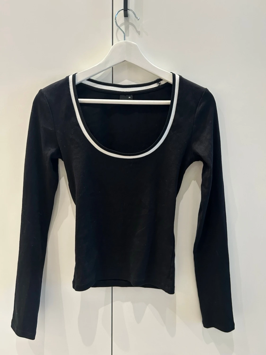 Svart långärmad topp med vit kant - 1