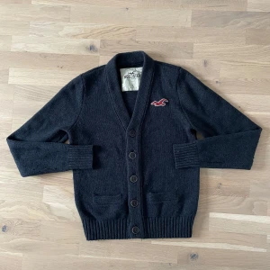 Hollister cardigan - Säljer en del exlusiv cardigan från Holister i storlek L. Den tillverkas inte längre och är därför väldigt unik. Riktigt snygg och fint skick, det ända är att den har lite ludd men går säger att fixa. Säljer då den är för liten för mig. 