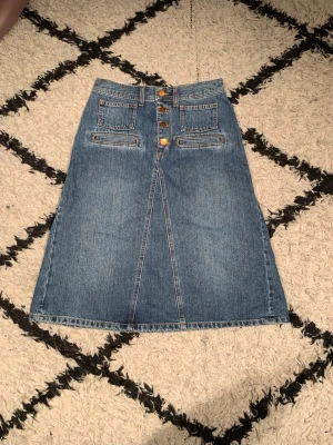 Rodebjer Beverly jeans skirt blue stl S dam - En Rodebjer jeans kjol i oanvänt skick, gjord i Italien!