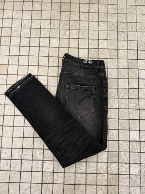 Dondup Jeans - Dondup Jeans | snygg svart/grå färg | Modell Mius, sitter som George! | Skick 9/10, som nya | storlek 35, men passar 33! Nypris på 3500kr, mitt pris endast 599! | modell är 180, passar 180-185 | Bara att höra av sig vid mått eller fler bilder!