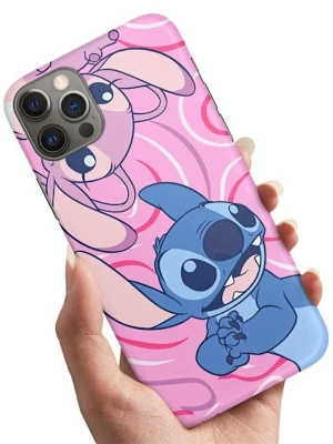Rosa mobilskal med Stitch-motiv - Snyggt mobilskal med motiv av Stitch och Angel från Disney, i blått och rosa på en swirl-mönstrad rosa bakgrund. Skalet är gjort i tålig plast och har en slimmad passform som skyddar mobilen utan att bli klumpig. Perfekt för dig som gillar tecknade figurer och vill ha en färgglad look.