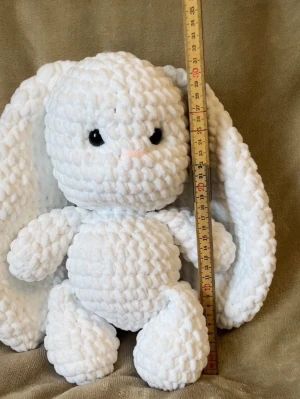 Stor vit virkad kanin - Kaninen är ca 33 cm hög 🌸Den har Säkerhetsögon som inte rekommenderas för barn under tre år! 