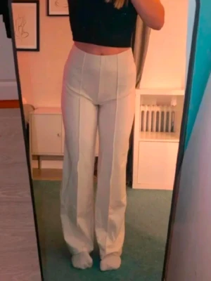 Vida byxor/Kostymbyxor  - Fina nya kostymbyxor men  känns som mjukisbyxor, storlek 164 men passar XS och S. Det är högmidjade men går att vika ner till både låg och mid waist. Aldrig använda.😊