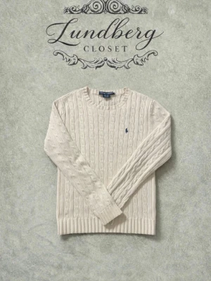 Kabelstickad Ralph lauren tröja (M/S) - En snygg kabelstickad tröja från Ralph lauren i mycket bra skick!👍🏼Storleken är (M) men sitter mer som (S)Hör av er vid frågor och funderingar!!✅😁