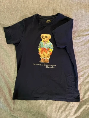 Ralphlauren T-shirt - Ralphlauren T-shirt i storlek barn L(14-16) den sitter som en XS, den är i mycket bra skick och riktigt snygg. Pris 250 kr.