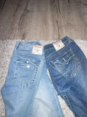 True religion jeans - Säljer dom ljusblåa jeansen till vänster på bilden, dom är lågmidjade och bootcut💕